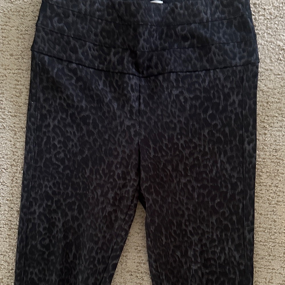 Jolt leopard Patterned form fitting pants.